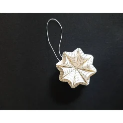 Nachhaltige Sternen-Dekoration aus Buchseiten