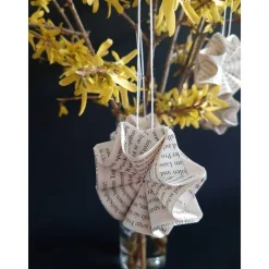 Nachhaltige Sternen-Dekoration aus Buchseiten