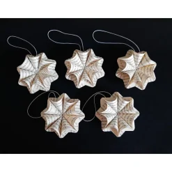 Nachhaltige Sternen-Dekoration aus Buchseiten