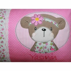 Namenskissen, Kuschelkissen mit niedlichen Frühlingsbär Button und Namen 30x40 cm, Hülle & Inlett