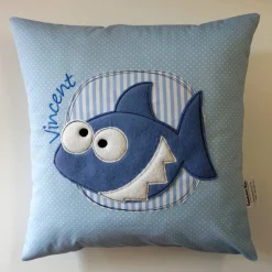 Namenskissen, Kuschelkissen Doodle Stickerei Hai und Namen 30x30 cm