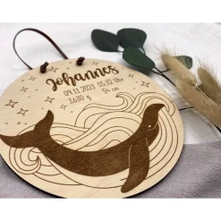 Namensschild, Geburtsschild, Holzschild mit Blauwal, personalisierbar aus Holz mit Geburtsdaten, für das Kinderzimmer zu