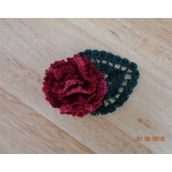 naturgetreu gehäkelte Nelke auf einem Blatt