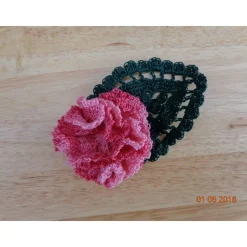 naturgetreu gehäkelte Nelke auf einem Blatt