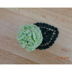 naturgetreu gehäkelte Nelke auf einem Blatt