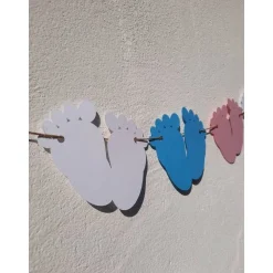 Niedliche Baby Girlande Gender Reveal Rosa, Blau und Weiß Babyfüße
