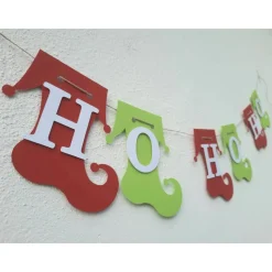 Niedliche Girlande zu Weihnachten. Elf-Stiefel in schönen modernen Weihnachtsfarben. Weihnachtsdekoration. HoHoHo