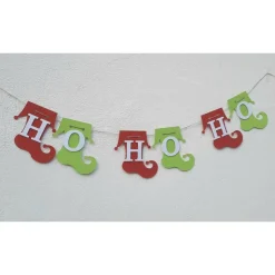 Niedliche Girlande zu Weihnachten. Elf-Stiefel in schönen modernen Weihnachtsfarben. Weihnachtsdekoration. HoHoHo