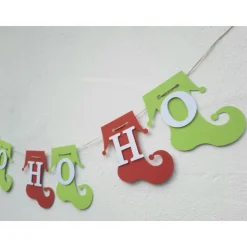 Niedliche Girlande zu Weihnachten. Elf-Stiefel in schönen modernen Weihnachtsfarben. Weihnachtsdekoration. HoHoHo