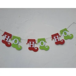 Niedliche Girlande zu Weihnachten. Elf-Stiefel in schönen modernen Weihnachtsfarben. Weihnachtsdekoration. HoHoHo