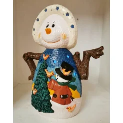 Niedliche Schneefrau mit Landschaft