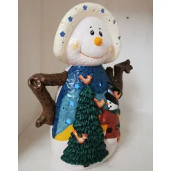 Niedliche Schneefrau mit Landschaft