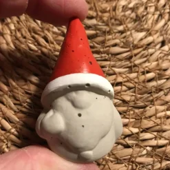 Niedlicher Wichtel aus Beton, kleiner Weihnachtsmann, verschiedene Farben, 5,5 cm