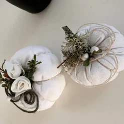 Nostalgie Kürbisse aus weißem Leinen – Herbstdeko im Landhausstil, 2er Set