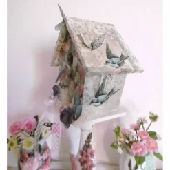 Nostalgisch dekoriertes wunderschönes Deko-Vogelhaus