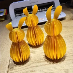 Nur Abholung: Osterhase Wabenoptik Karton Handmade – Stehend ca. 16 cm mit Ohren (Gelb)