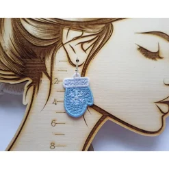 Ohrringe Handschuhe gestickt, rote oder hellblaue Spitzenohrringe, Winter Hängeohrringe Lace, zu Weihnachten