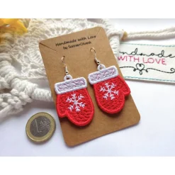 Ohrringe Handschuhe gestickt, rote oder hellblaue Spitzenohrringe, Winter Hängeohrringe Lace, zu Weihnachten