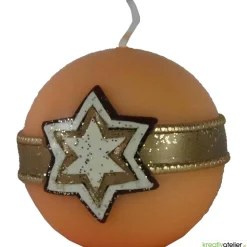 Orangene Weihnachtskerze mit waagerechtem Wachsband und Stern aus mehreren Wachslagen