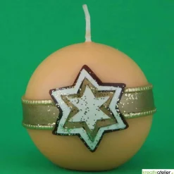 Orangene Weihnachtskerze mit waagerechtem Wachsband und Stern aus mehreren Wachslagen