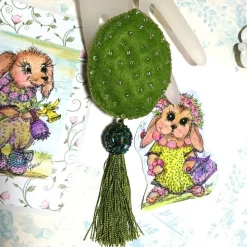 Ornament Anhänger oliv grün lila Unikat Perlenstickerei handgemacht Prunkei pompös handmade Wohndeko