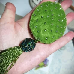 Ornament Anhänger oliv grün lila Unikat Perlenstickerei handgemacht Prunkei pompös handmade Wohndeko