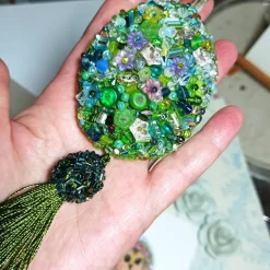 Ornament Anhänger oliv grün lila Unikat Perlenstickerei handgemacht Prunkei pompös handmade Wohndeko