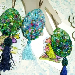 Ornament Anhänger oliv grün lila Unikat Perlenstickerei handgemacht Prunkei pompös handmade Wohndeko