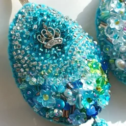 Ornament blau Krone Unikat Perlenstickerei handgemacht Prunkei pompös handmade Wohneko