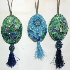 Ornament grün blau Unikat Perlenstickerei handgemacht Prunkei pompös handmade Wohndeko