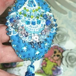 Ornament pastell blau Unikat Perlenstickerei Baumschmuck Anhänger handgemacht pompös handmade Wohndeko