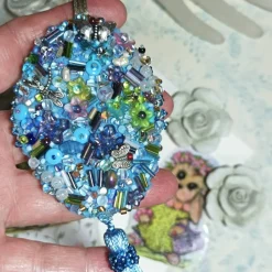 Ornament pastell blau Unikat Perlenstickerei Baumschmuck Anhänger handgemacht pompös handmade Wohndeko