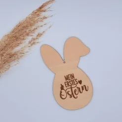 Osteranhänger „Mein erstes Ostern“ aus Holz – Baby Geschenkanhänger in Hasenform – liebevolle Erinnerung