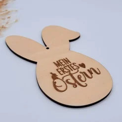 Osteranhänger „Mein erstes Ostern“ aus Holz – Baby Geschenkanhänger in Hasenform – liebevolle Erinnerung