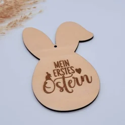 Osteranhänger „Mein erstes Ostern“ aus Holz – Baby Geschenkanhänger in Hasenform – liebevolle Erinnerung