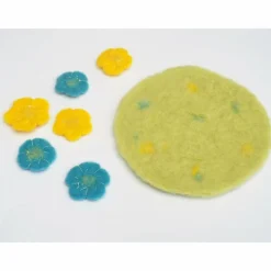 OSTERDEKO * OSTERWIESE MIT 6 BLÜTEN * 100 % WOLLE * GRÜN/GELB/BLAU * DEKORATION TISCH/NEST/WOHNUNG *