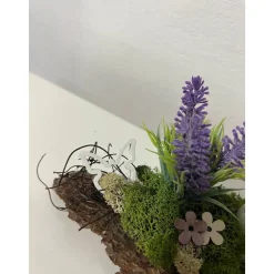 Osterdeko auf Baumrinde