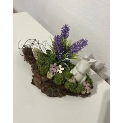 Osterdeko auf Baumrinde