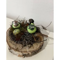 Osterdeko auf einer Baumscheibe Vogel Frühlingsgesteck