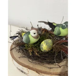 Osterdeko auf einer Baumscheibe Vogel Frühlingsgesteck