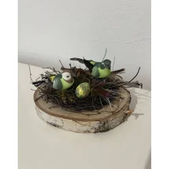 Osterdeko auf einer Baumscheibe Vogel Frühlingsgesteck