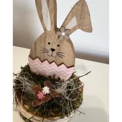 Osterdeko auf einer Baumscheibe