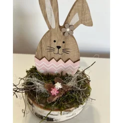 Osterdeko auf einer Baumscheibe