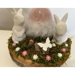 Osterdeko auf einer Baumscheibe Hasen