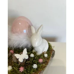 Osterdeko auf einer Baumscheibe Hasen