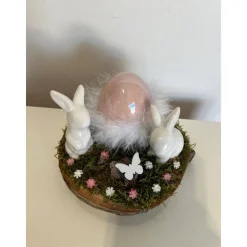 Osterdeko auf einer Baumscheibe Hasen