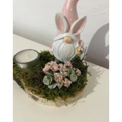 Osterdeko auf einer Baumscheibe Wichtel