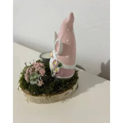 Osterdeko auf einer Baumscheibe Wichtel