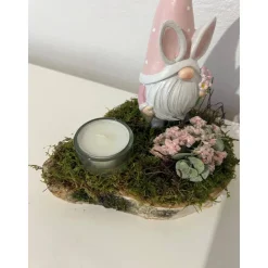 Osterdeko auf einer Baumscheibe Wichtel