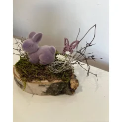 Osterdeko auf einer Baumscheibe